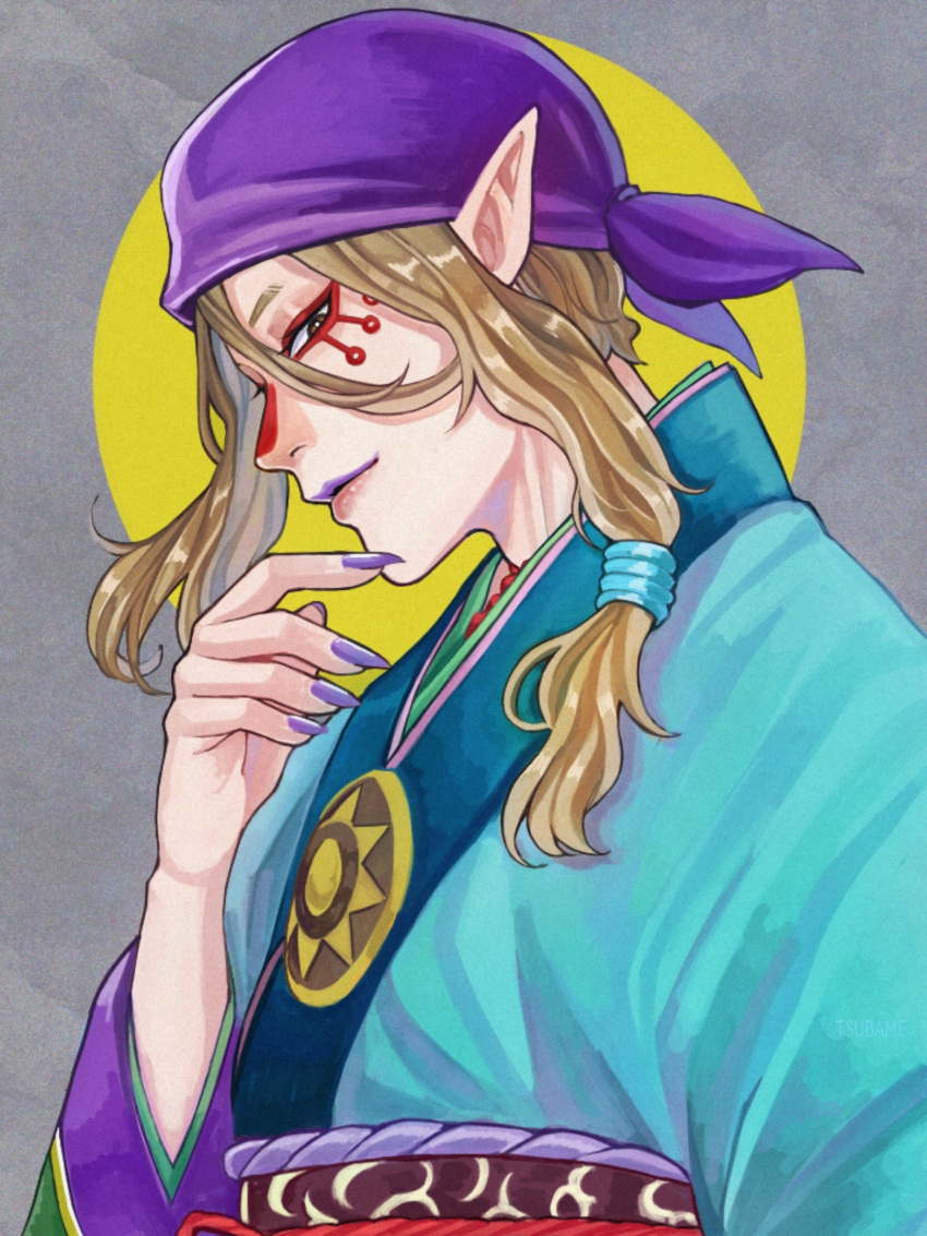 1boy bandana blonde_hair blue_kimono facepaint grey_background hand_up highres ibispaint_(medium) japanese_clothes kimono kusuriuri_(mononoke) lipstick long_hair looking_at_viewer makeup male_focus medallion mononoke obi pointy_ears purple_nails sash solo sun_symbol yamatotsubame