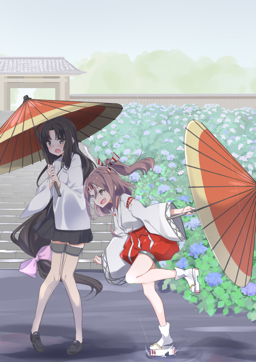 2girls absurdres ahoge black_hair black_skirt brown_eyes brown_hair geta hachimaki hakama hakama_short_skirt hakama_skirt headband high_ponytail highres holding holding_umbrella japanese_clothes kantai_collection leg_up long_hair long_sleeves low-tied_long_hair multiple_girls natsuki_(gedo) oil-paper_umbrella pleated_skirt rain shouhou_(kancolle) skirt thighhighs umbrella wide_sleeves zuihou_(kancolle)