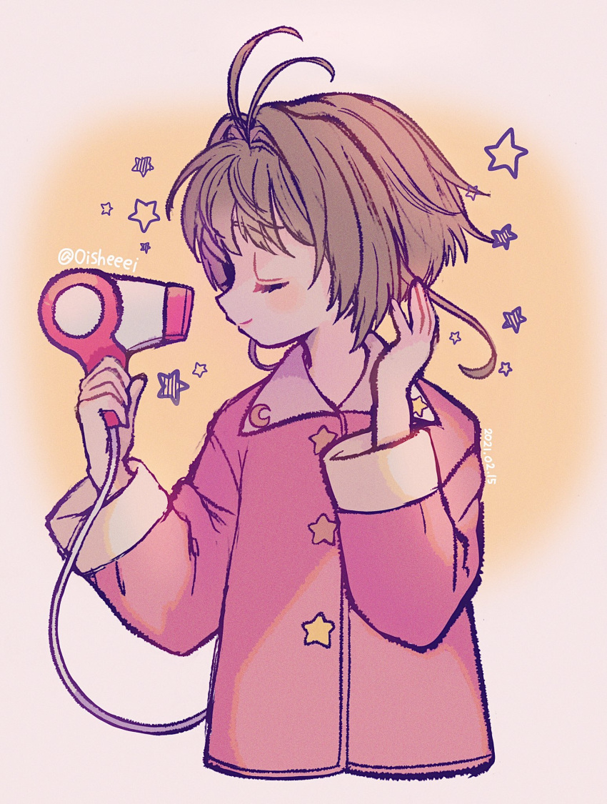 1girl antenna_hair bangs blush brown_hair cardcaptor_sakura closed_eyes closed_mouth drying drying_hair hair_dryer highres holding holding_hair_dryer jacket kinomoto_sakura long_sleeves mameeekueya pajamas pink_pajamas pink_shirt shirt short_hair simple_background smile solo star_(symbol) twitter_username upper_body