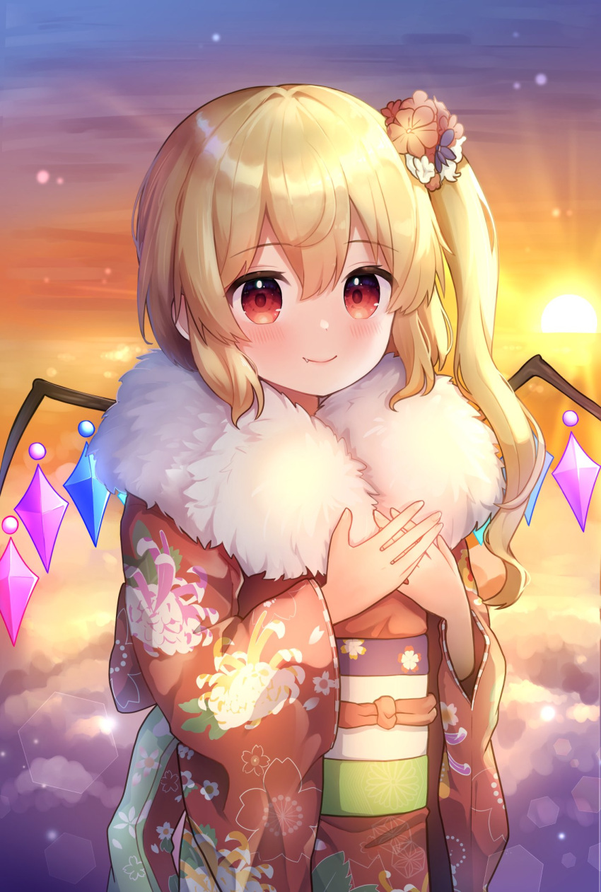 1girl alternate_costume blonde_hair cloud crystal fang fang_out flandre_scarlet floral_print fur-trimmed_kimono fur_collar fur_trim hair_ornament highres japanese_clothes kimono looking_at_viewer nene_man no_headwear obi one_side_up print_kimono red_eyes red_kimono sash sky smile solo sunset touhou wings