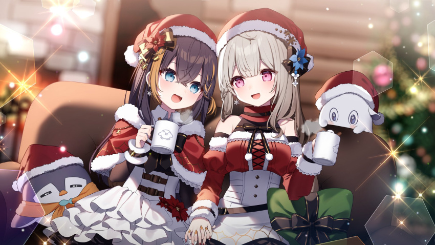 2girls black_hair blonde_hair blue_eyes breasts christmas christmas_ornaments christmas_tree cup earrings hat hazakura_satsuki highres holding holding_cup interlocked_fingers jewelry light_blush long_hair multicolored_hair multiple_girls nijisanji nijisanji_en pentomo_(petra_gurin) petra_gurin pink_eyes poppi_(reimu_endou) reimu_endou santa_hat snowflake_earrings yuri