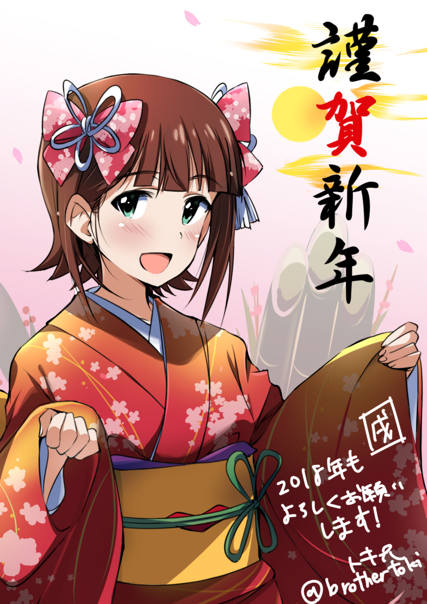 1girl absurdres amami_haruka artist_name bamboo bangs bow brown_hair commentary_request floral_print furisode green_eyes hair_bow happy_new_year highres idolmaster japanese_clothes kadomatsu kimono kotoyoro looking_at_viewer nengajou new_year obi open_mouth partial_commentary pink_bow red_kimono sash short_hair signature smile solo standing sun tokiani translated twitter_username