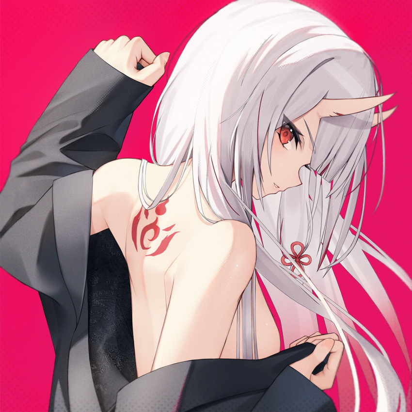 1girl alternate_costume back_tattoo bare_shoulders black_jacket breasts closed_mouth commentary_request highres hololive horns jacket looking_at_viewer nakiri_ayame off_shoulder oni oni_horns pink_background red_eyes sideways_glance sideways_mouth simple_background skin-covered_horns small_breasts solo tattoo thomas_8000 upper_body virtual_youtuber