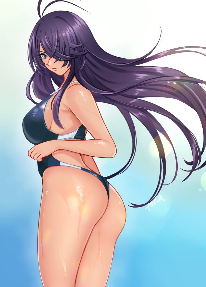 1girl antenna_hair ass black_hair black_one-piece_swimsuit blue_background breasts commentary_request competition_swimsuit gradient_background hair_over_one_eye highleg highleg_swimsuit highres ikkitousen kan'u_unchou large_breasts looking_at_viewer looking_back one-piece_swimsuit purple_eyes solo standing swimsuit tona1071103