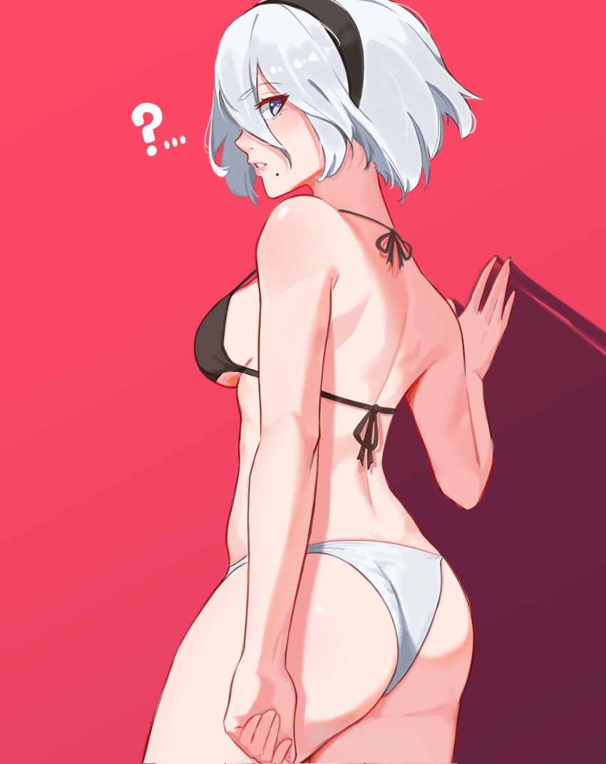 1girl 2b_(nier:automata) ? ass bikini black_bikini black_hairband blue_eyes blush breasts commentary_request corrupted_twitter_file cowboy_shot hairband highres looking_at_viewer medium_breasts mismatched_bikini mole mole_under_mouth nier:automata nier_(series) penguinwhodraw red_background short_hair simple_background solo spanish_commentary swimsuit white_bikini white_hair