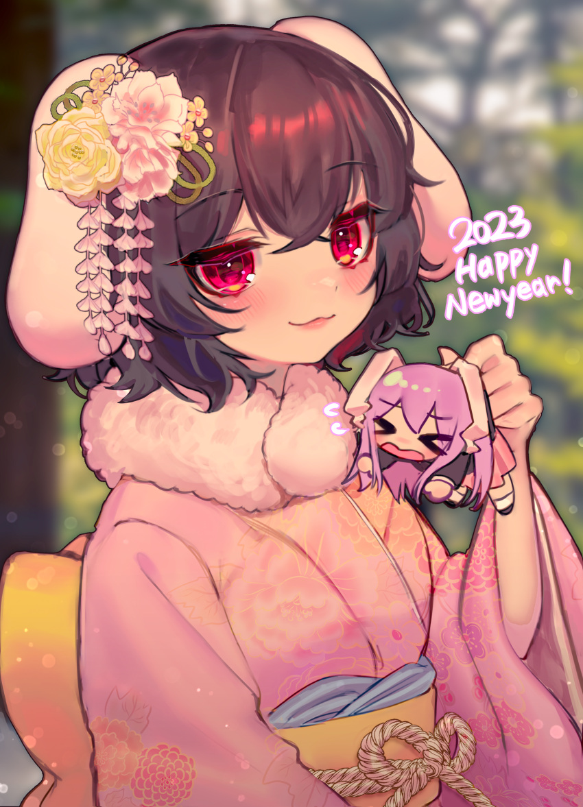 &gt;_&lt; 2girls :3 absurdres animal_ears bamboo bangs blurry blurry_background blush brown_eyes depth_of_field floppy_ears floral_print flower flying_sweatdrops fur-trimmed_kimono fur_collar fur_trim hair_between_eyes hair_flower hair_ornament half-closed_eyes highres inaba_tewi japanese_clothes kimono lips looking_at_viewer minigirl multiple_girls obi pink_kimono qiu_ju rabbit_ears red_eyes reisen_udongein_inaba sash short_hair touhou