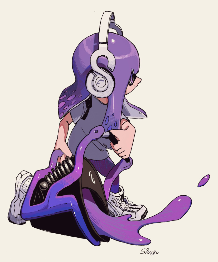 1girl artist_name backpack bag closed_mouth commentary_request flat_chest from_side full_body grey_shirt happy headphones highres holding holding_weapon ink inkling inkling_girl leggings long_hair profile purple_eyes purple_hair purple_leggings shirt shoes shogo_(shogo70449442) short_sleeves sidelocks signature slosher_(splatoon) smile sneakers solo spilling splatoon_(series) standing tentacle_hair tentacles walking weapon white_footwear