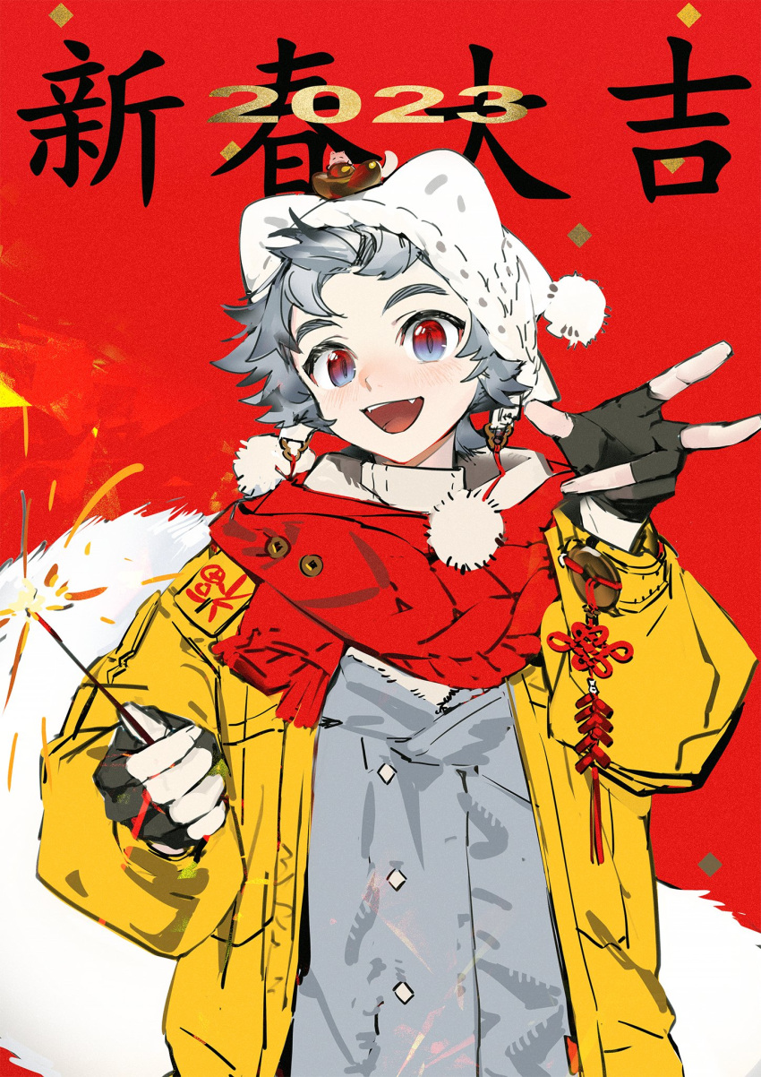 1boy 2023 arknights chinese_commentary chinese_new_year fireworks grey_hair highres holding_fireworks looking_at_viewer multicolored_eyes qanipalaat_(arknights) red_background smile translation_request white_tail yyb