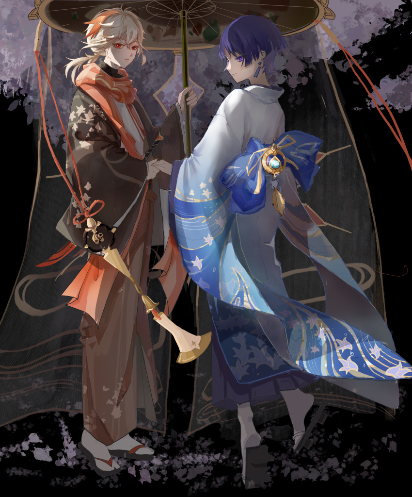 2boys absurdres alternate_costume bangs blue_kimono bow earrings from_side genshin_impact hair_between_eyes highres holding holding_hands holding_umbrella huang13868 japanese_clothes jewelry kaedehara_kazuha kimono looking_at_viewer male_focus multicolored_hair multiple_boys outdoors ponytail profile purple_eyes purple_hair red_eyes red_hair scaramouche_(genshin_impact) short_hair standing streaked_hair tassel tassel_earrings umbrella