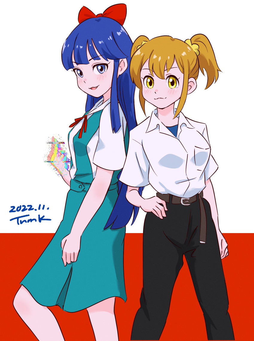 2girls :3 absurdres bangs belt black_pants blue_eyes blue_hair blue_skirt blue_undershirt bow brown_belt censored collared_shirt commentary cosplay dated dot_nose hair_bow hair_ornament hair_scrunchie hand_on_hip highres ikari_shinji ikari_shinji_(cosplay) long_hair middle_finger miyamura_yuuko mosaic_censoring multiple_girls neck_ribbon neon_genesis_evangelion ogata_megumi open_mouth orange_hair pants pipimi pleated_skirt poptepipic popuko red_background red_bow red_ribbon ribbon school_uniform scrunchie shirt short_hair short_twintails sidelocks signature simple_background skirt souryuu_asuka_langley souryuu_asuka_langley_(cosplay) suspender_skirt suspenders tokyo-3_middle_school_uniform tsunemoku twintails two-tone_background two_side_up undershirt voice_actor_connection white_background white_shirt wing_collar yellow_eyes yellow_scrunchie