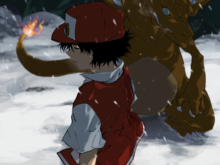 1boy absurdres amamiya_kento black_hair charizard closed_mouth commentary_request flame-tipped_tail hat highres jacket looking_back male_focus pokemon pokemon_(creature) pokemon_(game) pokemon_gsc red_(pokemon) red_headwear short_hair short_sleeves smile snow snowing yellow_eyes