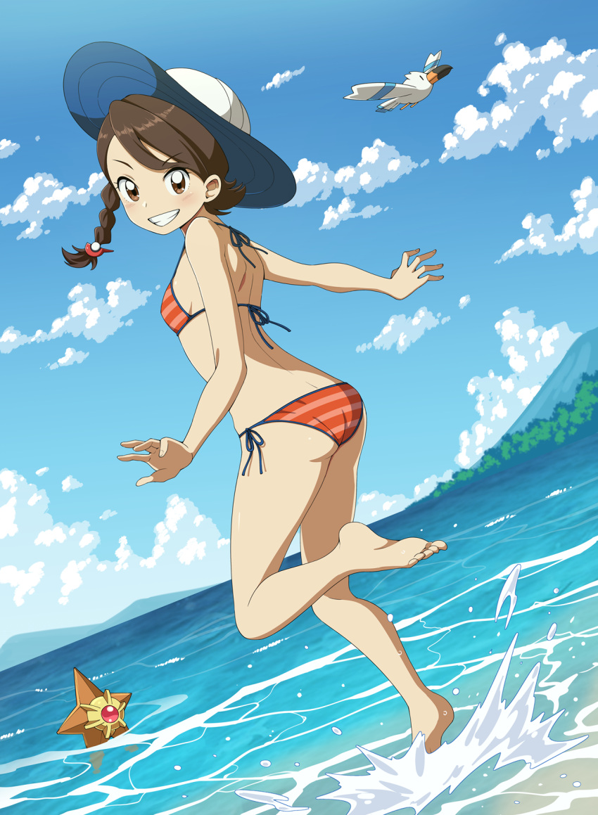 1girl bare_arms bare_legs barefoot bikini blush braid breasts brown_eyes brown_hair cloud commentary commission day grin hat highres juliana_(pokemon) leg_up looking_at_viewer ocean orange_bikini outdoors pokemon pokemon_(creature) pokemon_(game) pokemon_sv shoulder_blades side-tie_bikini_bottom sky smile standing standing_on_one_leg staryu striped striped_bikini suitenan swimsuit teeth toes water white_headwear wingull