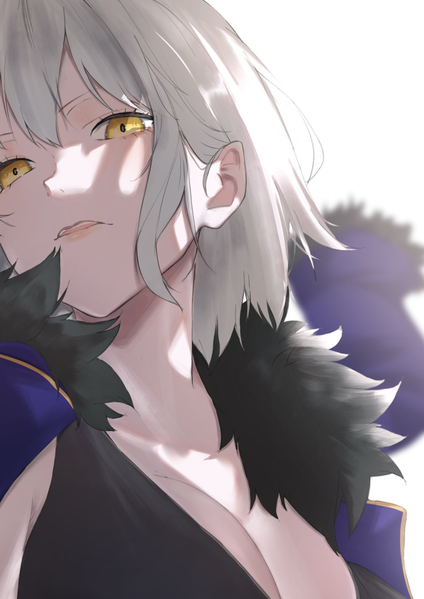 1girl bare_shoulders black_dress blonde_hair blush breasts cleavage collarbone commentary_request dress fate/grand_order fate_(series) fur-trimmed_jacket fur_collar fur_trim hair_between_eyes highres jacket jeanne_d'arc_alter_(fate) jeanne_d'arc_alter_(ver._shinjuku_1999)_(fate) large_breasts looking_at_viewer parted_lips ri_o_ne_su shaded_face short_hair simple_background solo upper_body white_background yellow_eyes