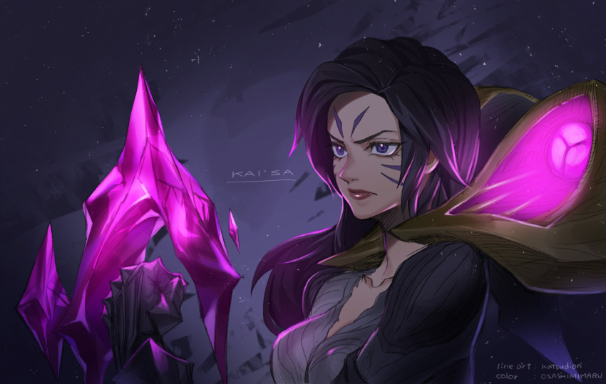 1girl artist_name black_bodysuit black_gloves black_hair bodysuit breasts character_name cleavage clenched_hand closed_mouth collarbone facial_mark gloves glowing grey_background grey_bodysuit hand_up highres kai'sa large_breasts league_of_legends long_hair multicolored_background purple_eyes purple_hair solo upper_body weapon wosashimi