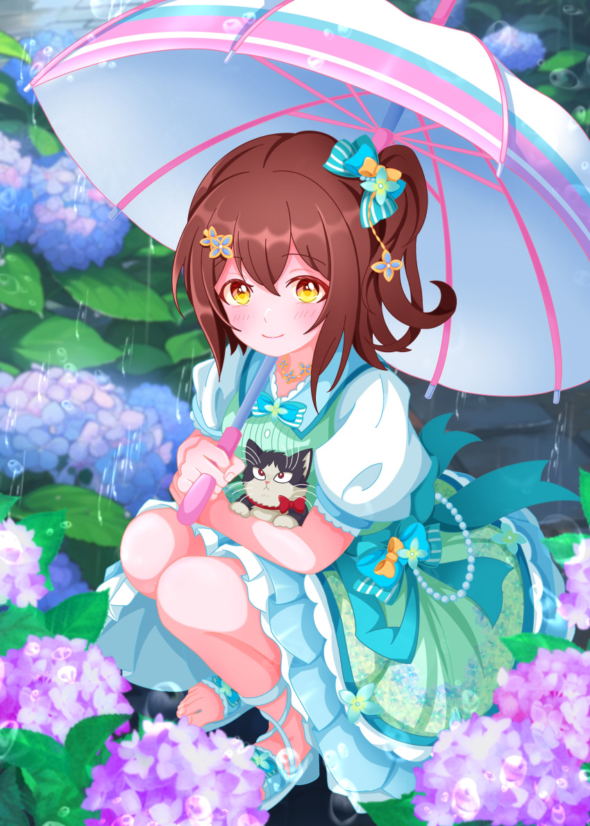 1girl absurdres animal blue_bow blush bow brown_hair cat doukyonin_wa_hiza_tokidoki_atama_no_ue. flower full_body hair_ornament hairclip haru_(doukyonin_wa_hiza_tokidoki_atama_no_ue.) highres holding holding_animal holding_cat holding_umbrella hydrangea kasuga_mirai medium_hair outdoors raby_vivid rain short_sleeves smile squatting umbrella yellow_eyes