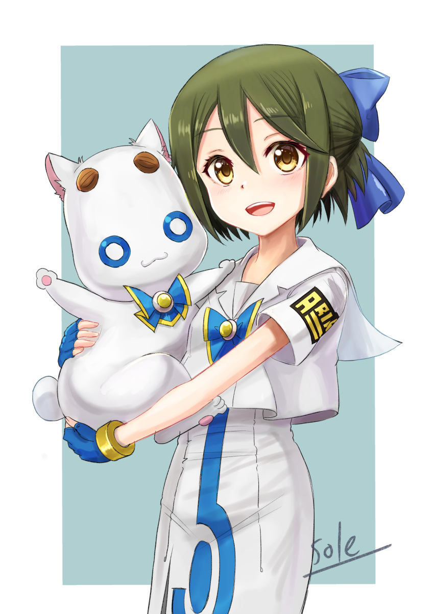 1girl aino_ai animal aria aria_company_uniform aria_pokoteng artist_name blue_background blue_bow blue_bowtie blue_gloves border bow bowtie cat cowboy_shot dress fingerless_gloves gloves gold_bracelet gold_trim green_hair hair_between_eyes hair_bow highres holding holding_animal holding_cat looking_at_viewer open_mouth parted_bangs sailor_collar short_hair short_sleeves side_slit signature teeth telaform upper_teeth_only white_border white_cat white_dress yellow_eyes