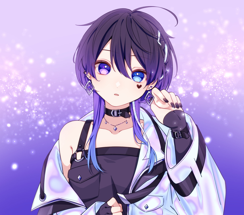 1girl ahoge belt_buckle black_choker black_gloves black_hair black_nails black_tank_top blue_eyes blue_hair breast_pocket buckle choker collarbone diamond_earrings earrings facial_mark fingerless_gloves fingernails gloves gradient_hair hair_between_eyes hair_tucking head_tilt heart heart_facial_mark heterochromia highres hoshinose jacket jewelry light_particles long_sleeves looking_at_viewer multicolored_hair necklace off_shoulder original parted_lips pocket purple_background purple_eyes purple_hair short_hair_with_long_locks single_bare_shoulder single_fingerless_glove solo streaked_hair stud_earrings tank_top techwear upper_body wide_sleeves