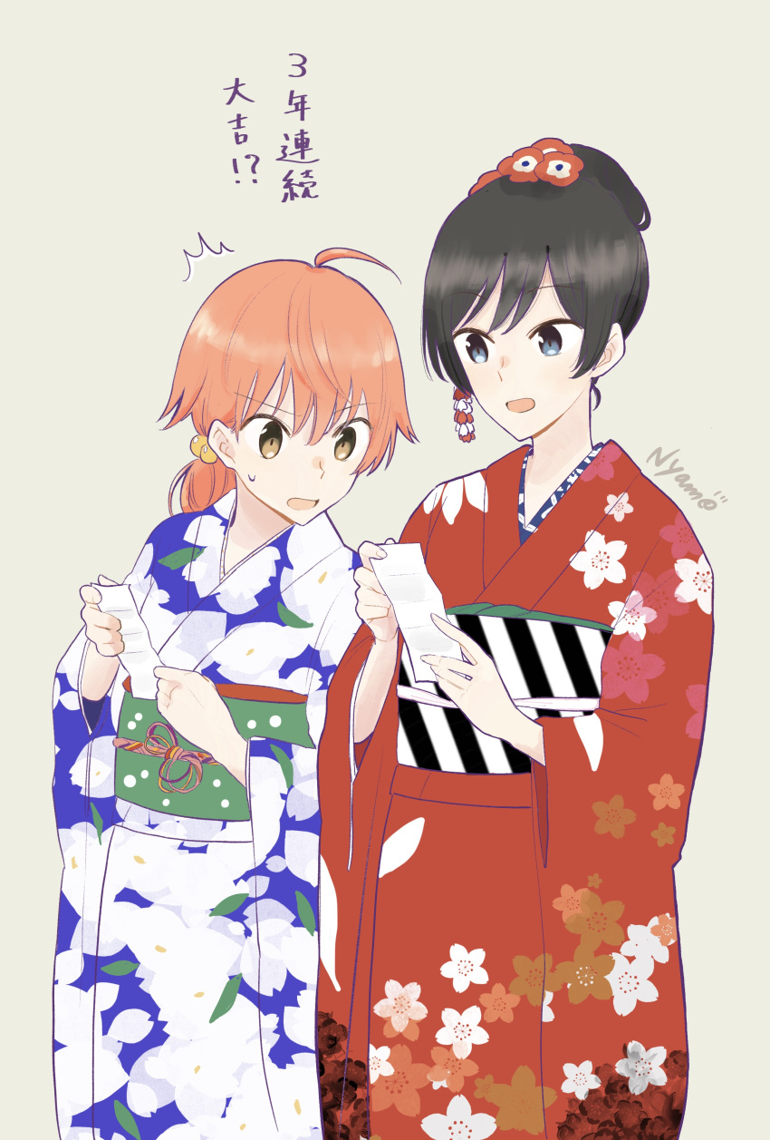 2girls absurdres ahoge artist_name black_hair blue_eyes commentary floral_print flower hair_flower hair_ornament highres holding holding_paper japanese_clothes kimono koito_yuu long_sleeves multiple_girls nanami_touko nyamo omikuji open_mouth orange_hair paper short_twintails simple_background translation_request twintails yagate_kimi_ni_naru yellow_eyes