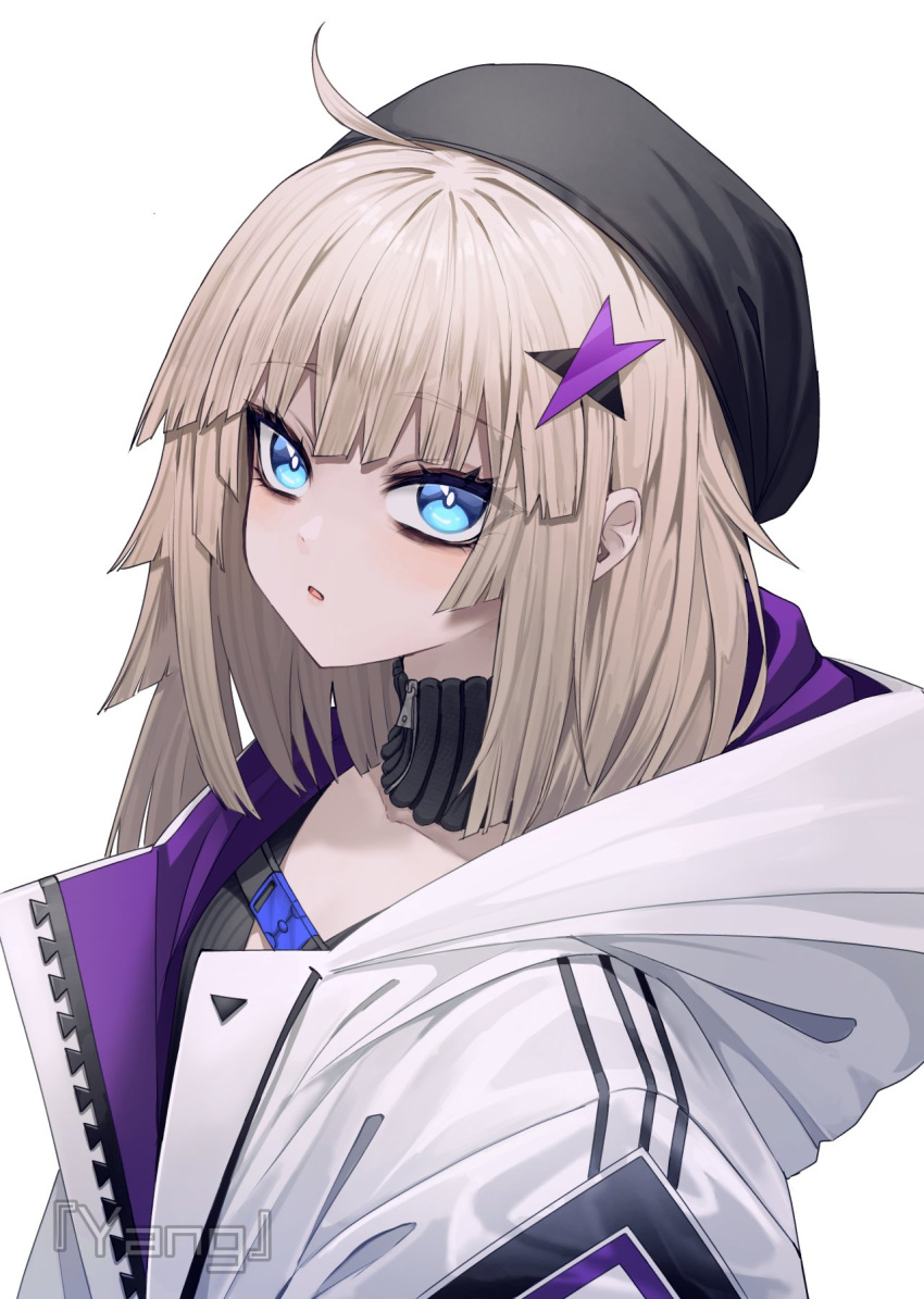 1girl aa-12_(girls'_frontline) ahoge artist_name bags_under_eyes beret black_headwear blue_eyes chest_harness girls'_frontline hair_ornament harness hat highres hood hooded_jacket jacket light_brown_hair looking_at_viewer medium_hair open_mouth star_(symbol) star_hair_ornament white_background white_jacket yangie37