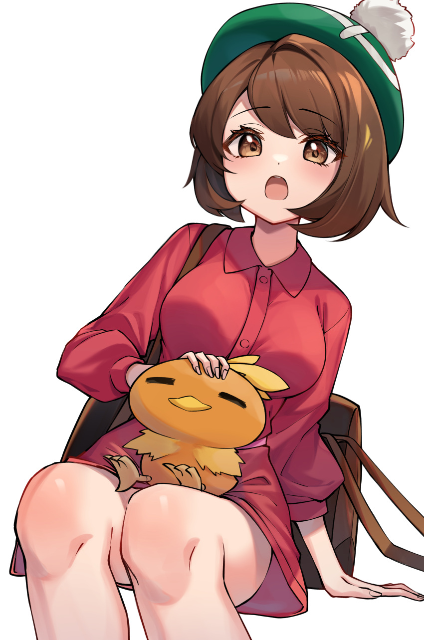 1girl absurdres arm_support backpack bag bob_cut breasts brown_bag brown_eyes brown_hair buttons collared_dress commentary_request dress eyelashes gloria_(pokemon) green_headwear hat highres knees looking_at_viewer on_lap open_mouth pokemon pokemon_(creature) pokemon_(game) pokemon_on_lap pokemon_swsh short_hair simple_background sitting tam_o'_shanter teeth tongue torchic upper_teeth_only white_background ziro_(zirorong)