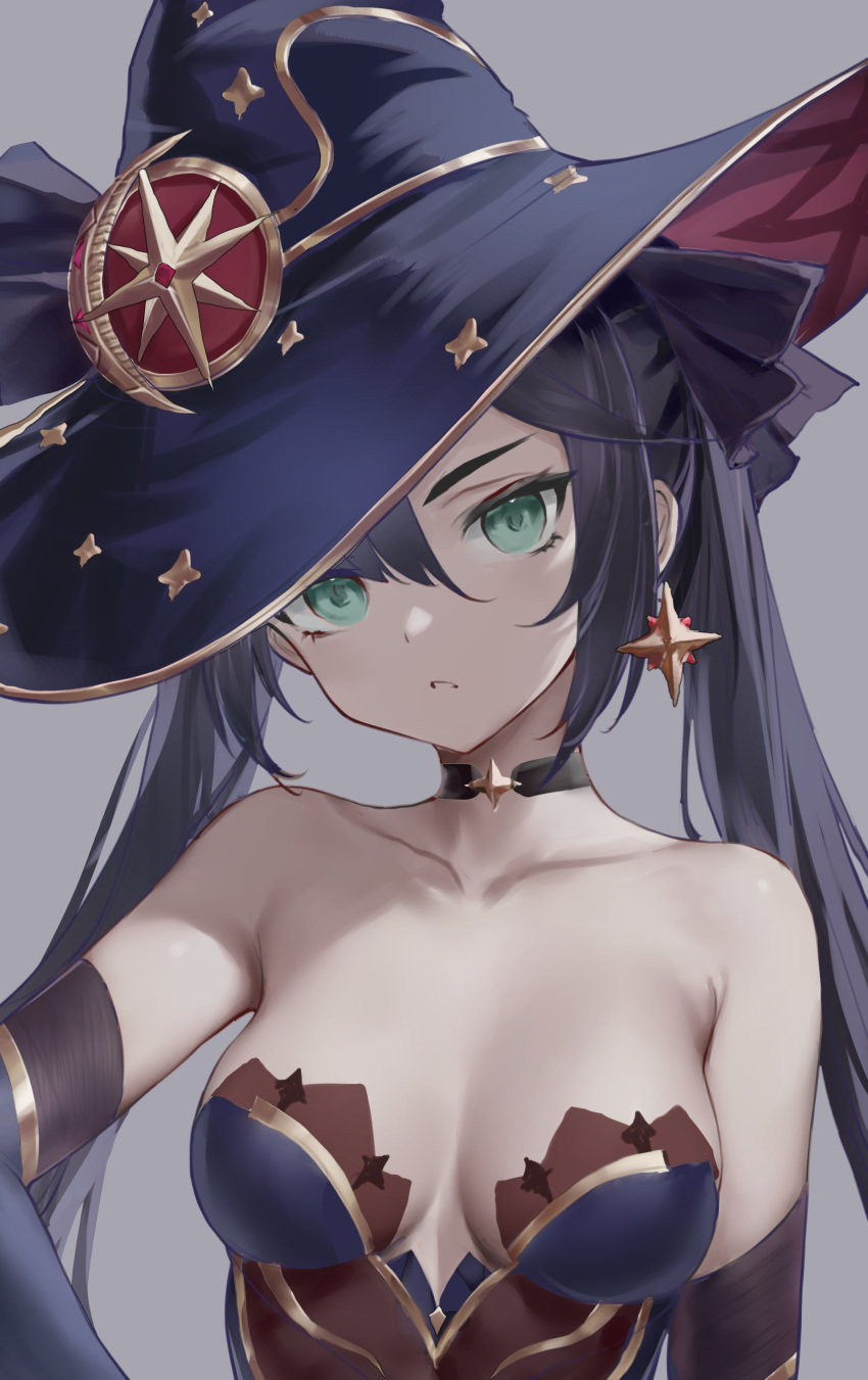 1girl absurdres bare_shoulders black_choker black_hair breasts chinese_commentary choker collarbone earrings elbow_gloves genshin_impact gloves gold_trim green_eyes grey_background hat highres jewelry lin_jingling long_hair mona_(genshin_impact) parted_lips simple_background single_earring small_breasts solo star_(symbol) star_earrings twintails upper_body witch_hat