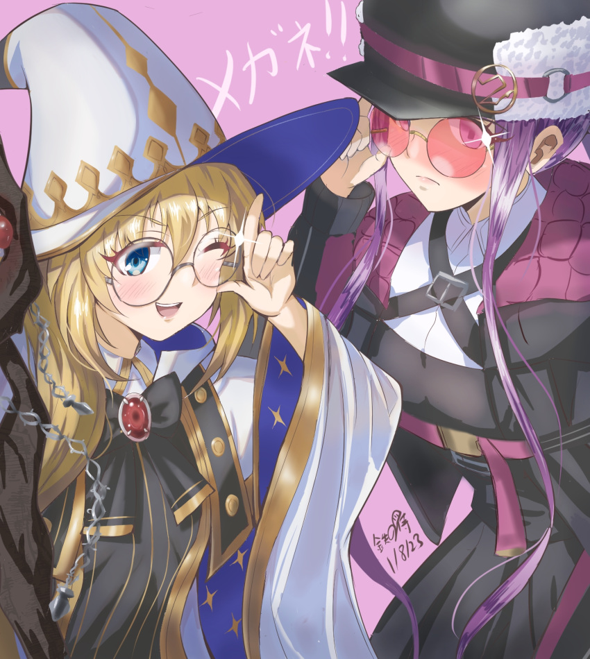 2girls adjusting_eyewear black_bow black_bowtie black_dress black_headwear black_jacket blonde_hair blush bow bowtie braid braided_ponytail brooch cabbie_hat closed_mouth dated dress fate/grand_order fate_(series) glasses hair_between_eyes hat height_difference highres holding holding_staff iron_samurai jacket jewelry long_hair long_sleeves medusa_(fate) medusa_(saber)_(fate) multiple_girls open_clothes open_jacket pink-tinted_eyewear pink_background ponytail purple_eyes purple_hair robe round_eyewear side_ponytail sidelocks signature simple_background smile staff sunglasses teeth tinted_eyewear tonelico_(fate) trait_connection upper_teeth_only very_long_hair white_headwear white_robe wide_sleeves witch_hat