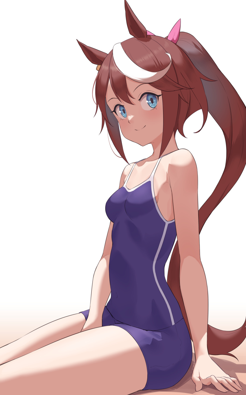 1girl absurdres animal_ears bare_arms bare_shoulders between_legs blue_eyes blue_one-piece_swimsuit breasts brown_hair closed_mouth commentary_request hair_between_eyes hair_ribbon hand_between_legs highres horse_ears jilu long_hair looking_at_viewer multicolored_hair one-piece_swimsuit pink_ribbon ponytail ribbon sitting small_breasts smile solo streaked_hair swimsuit tokai_teio_(umamusume) umamusume very_long_hair white_background white_hair