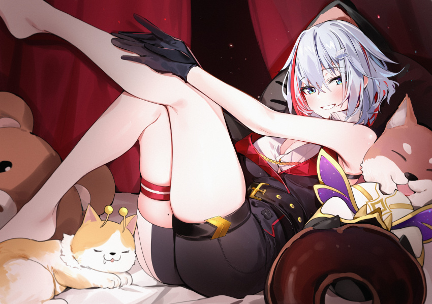 1girl absurdres barefoot black_gloves blue_eyes breasts cleavage colored_inner_hair commentary_request dog gloves grin highres honkai:_star_rail honkai_(series) large_breasts looking_at_viewer looking_to_the_side mole mole_on_thigh multicolored_hair numby_(honkai:_star_rail) on_bed red_hair short_hair silver_(chenwen) smile solo streaked_hair topaz_(honkai:_star_rail) two-tone_hair white_hair