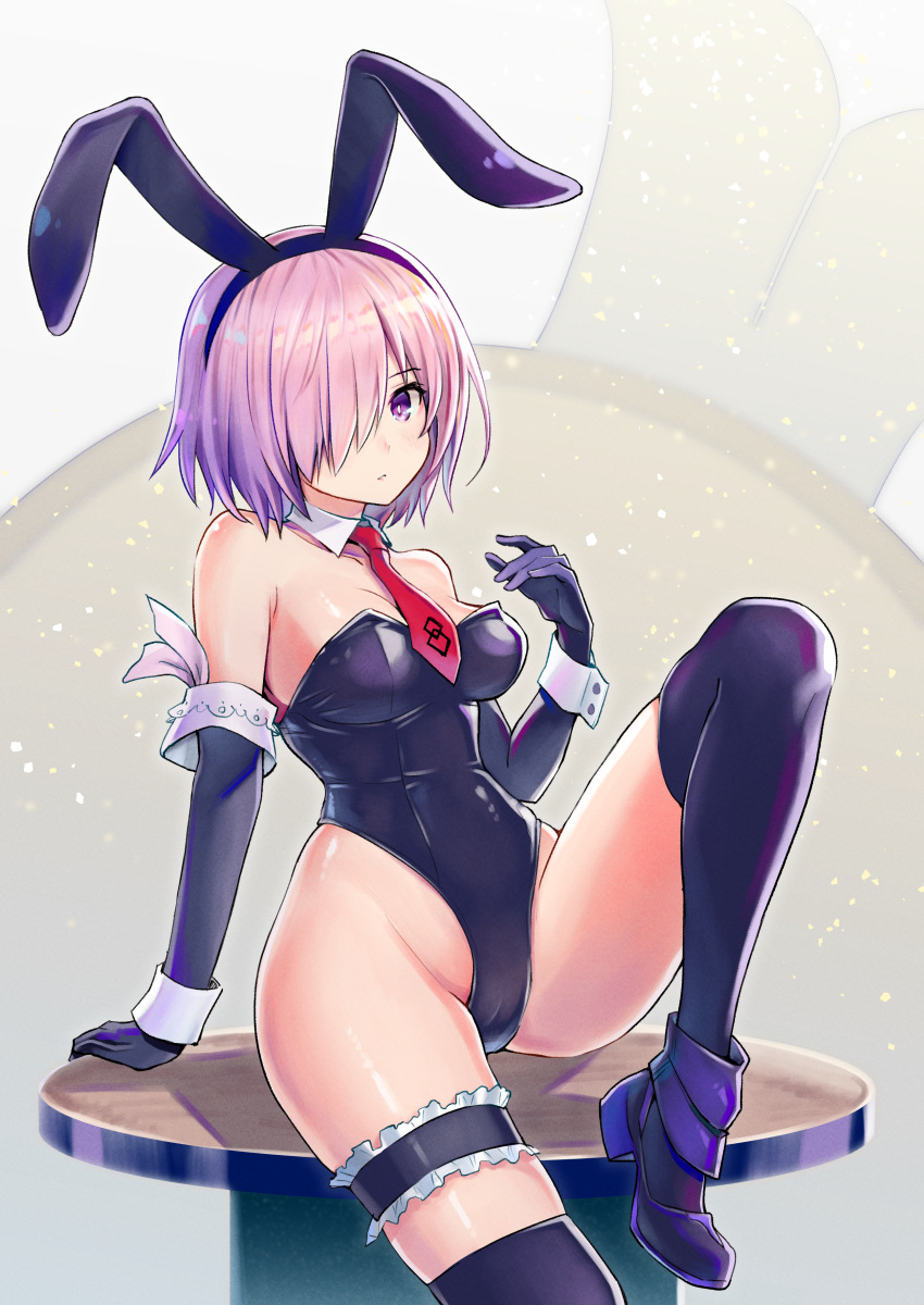 1girl absurdres alternate_costume animal_ears arm_support armpit_crease black_gloves black_leotard black_thighhighs blush breasts collar commentary_request commission curvy detached_collar elbow_gloves eyelashes fake_animal_ears fate/grand_order fate_(series) foot_out_of_frame frilled_straps gloves grey_background groin hair_over_one_eye hand_up highleg highleg_leotard highres honshiro_nikori knee_up large_breasts leaning_back leotard light_purple_hair looking_at_viewer mash_kyrielight medium_hair necktie on_table one_eye_covered parted_lips partial_commentary playboy_bunny purple_eyes rabbit_ears red_necktie shiny_skin simple_background sitting skeb_commission solo table thigh_strap thighhighs thighs white_collar white_wrist_cuffs