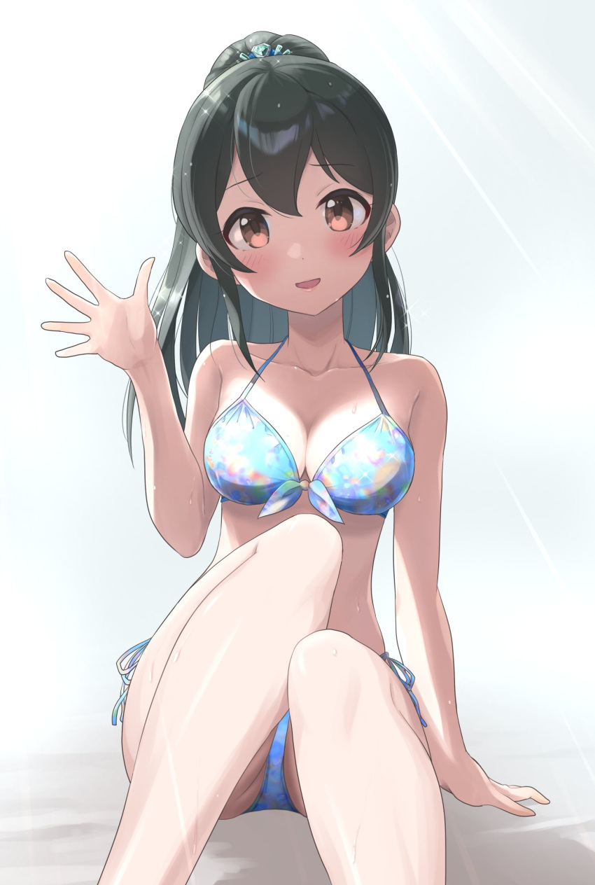 1girl arm_support bikini blue_bikini blush breasts cleavage collarbone feet_out_of_frame green_hair halterneck head_tilt highres idolmaster idolmaster_cinderella_girls knees_up long_hair looking_at_viewer medium_breasts ohishi_izumi ponytail side-tie_bikini_bottom simple_background sitting smile solo swimsuit waving white_background yama_tatsuo