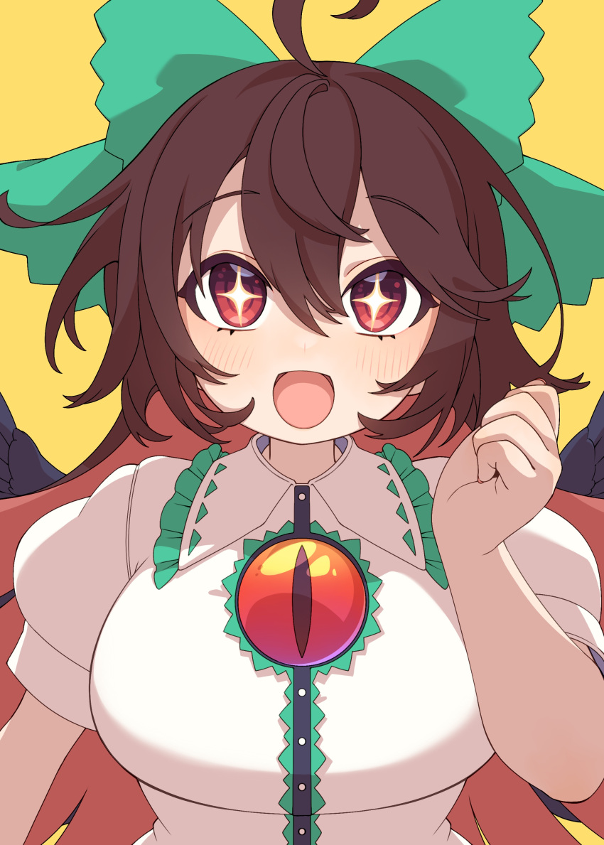 +_+ 1girl absurdres ahoge bird_wings black_wings blush bow breasts brown_hair buttons collared_shirt e_sdss feathered_wings green_bow hair_between_eyes hair_bow highres large_breasts long_hair open_mouth puffy_short_sleeves puffy_sleeves red_eyes reiuji_utsuho shirt short_sleeves simple_background smile solo third_eye touhou white_shirt wings yellow_background