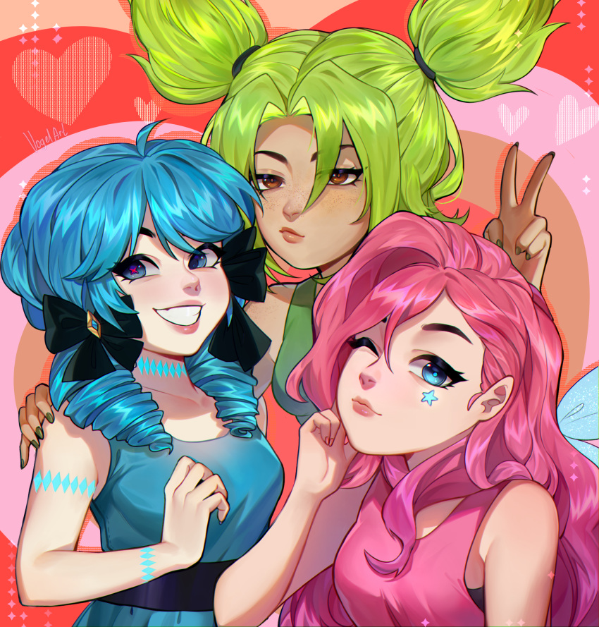 3girls ;) ahoge arm_tattoo bare_shoulders belt black_belt black_bow blush bow breasts collarbone dress drill_hair facial_tattoo freckles green_dress green_eyes green_hair grin gwen_(league_of_legends) hair_bow hand_up heart highres large_breasts league_of_legends long_hair multicolored_background multiple_girls one_eye_closed parted_bangs pink_dress pink_hair red_eyes seraphine_(league_of_legends) smile star_tattoo tattoo teeth twin_drills twintails upper_body v vogel_(itsvogelart) zoe_(league_of_legends)