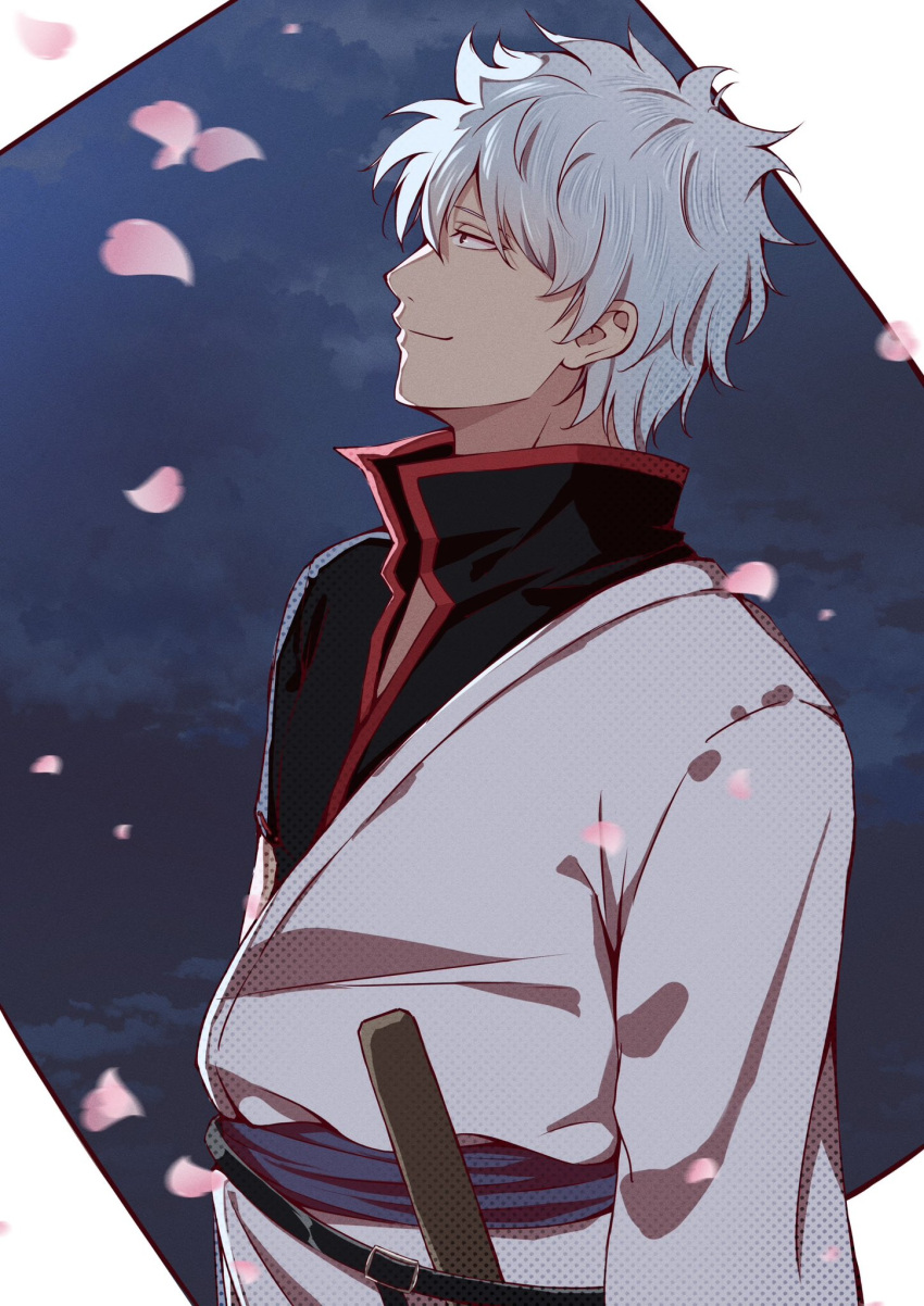 1boy belt black_belt black_shirt bokken cherry_blossoms closed_mouth commentary falling_petals from_side gintama hadanugi_dousa hair_between_eyes high_collar highres japanese_clothes kimono komura_hiroto looking_ahead male_focus night petals profile red_eyes sakata_gintoki shirt short_hair smile solo sword weapon white_hair white_kimono wooden_sword