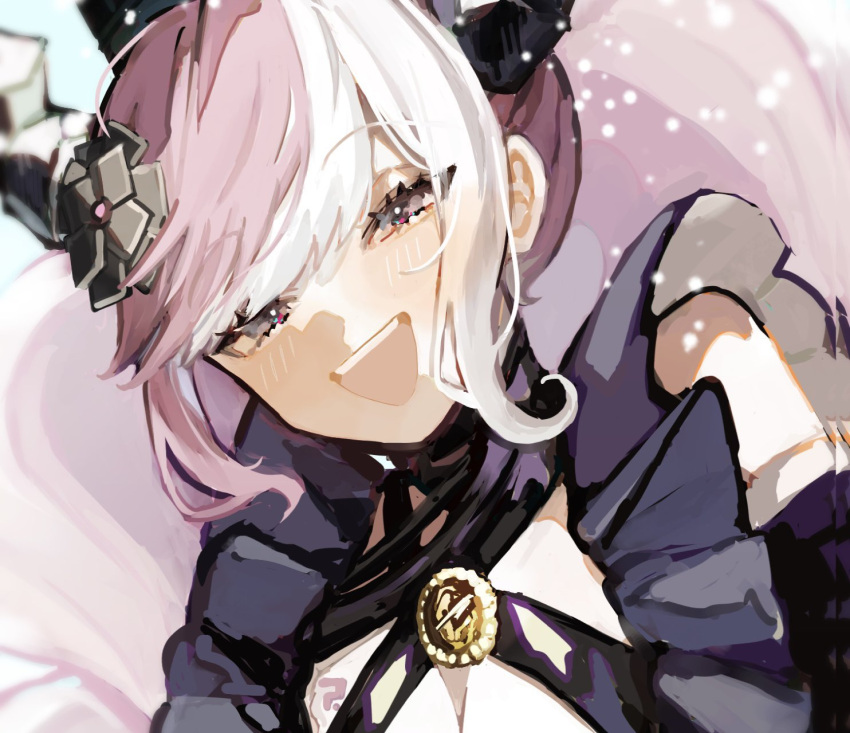 1girl :d black_dress black_flower black_horns breasts cleavage commentary_request criss-cross_halter crown dress flower hair_flower hair_ornament half-closed_eyes halterneck highres horns looking_at_viewer master_detective_archives:_rain_code multicolored_hair open_mouth pink_eyes pink_hair shinigami_(rain_code) smile solo two-tone_hair upper_body white_hair zu_(ppkyhnd)