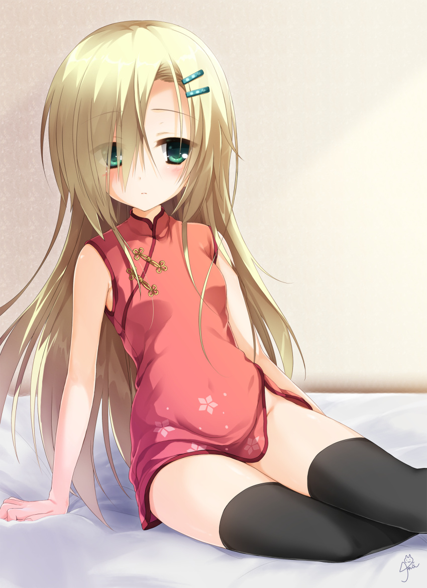 1girl arm_support black_thighhighs blonde_hair blush breasts chaamii china_dress chinese_clothes closed_mouth commentary_request dress empty_x_embryo eyes_visible_through_hair feet_out_of_frame green_eyes groin hair_ornament hair_over_one_eye hairclip highres indoors kono_natsuki light_frown long_hair looking_at_viewer on_bed red_dress short_dress shy sitting sleeveless sleeveless_dress small_breasts solo thighhighs very_long_hair yokozuwari