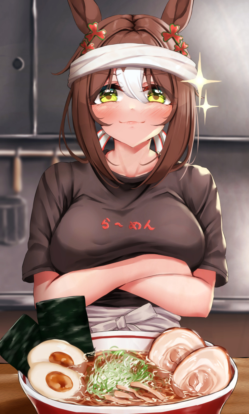 1girl animal_ears apron black_shirt breasts brown_hair closed_mouth clover_hair_ornament commentary egg_(food) fine_motion_(umamusume) food green_eyes hair_between_eyes hair_ornament headband highres horse_ears horse_girl medium_breasts multicolored_hair noodles nori_(seaweed) ramen shirt short_sleeves smile softboiled_egg solo sparkle streaked_hair table tabunshake umamusume white_hair white_headband