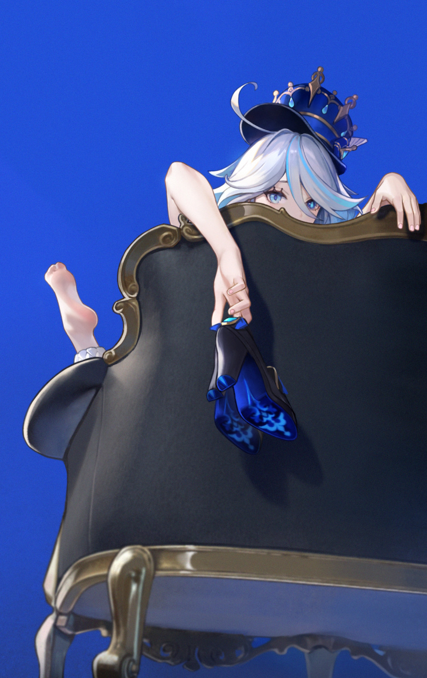 1girl black_footwear blue_background blue_eyes blue_headwear chaise_longue chinese_commentary couch feet fingernails furina_(genshin_impact) genshin_impact grey_hair hat high_heels highres holding holding_shoes le_(huanglongen) looking_at_viewer mismatched_pupils multicolored_hair on_couch shoes simple_background soles solo top_hat two-tone_hair