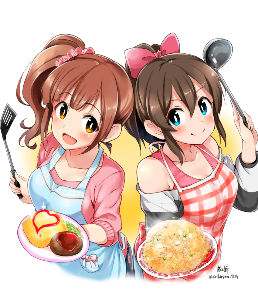 2girls :d apron artist_name bare_shoulders black_jacket black_skirt blue_apron blue_eyes blush bow breasts brown_eyes brown_hair cleavage closed_mouth collarbone food fried_rice from_above hair_bow hair_ornament hair_ribbon hair_scrunchie hamburger_steak hands_up highres holding holding_food holding_ladle holding_spatula idolmaster idolmaster_cinderella_girls idolmaster_cinderella_girls_starlight_stage idolmaster_million_live! idolmaster_million_live!_theater_days igarashi_kyoko jacket ketchup kirikirimai_(kkm) ladle large_breasts long_hair long_sleeves looking_at_viewer medium_breasts multiple_girls omelet omurice open_mouth pink_shirt plaid plaid_apron ponytail print_skirt red_apron red_ribbon red_tank_top ribbon satake_minako scrunchie shirt side_ponytail sidelocks signature simple_background skirt smile spatula tank_top twitter_username two-tone_background vegetable white_background yellow_background