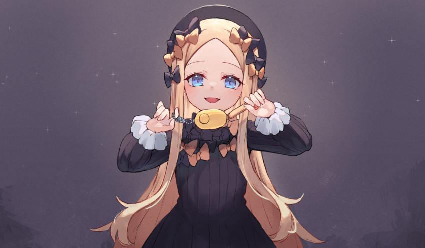 1girl abigail_williams_(fate) black_bow black_dress black_headwear blonde_hair blue_eyes bow breasts dress fate/grand_order fate_(series) forehead grey_background hair_bow hat highres long_hair long_sleeves looking_at_viewer miya_(miyaruta) open_mouth orange_bow parted_bangs ribbed_dress small_breasts smile solo