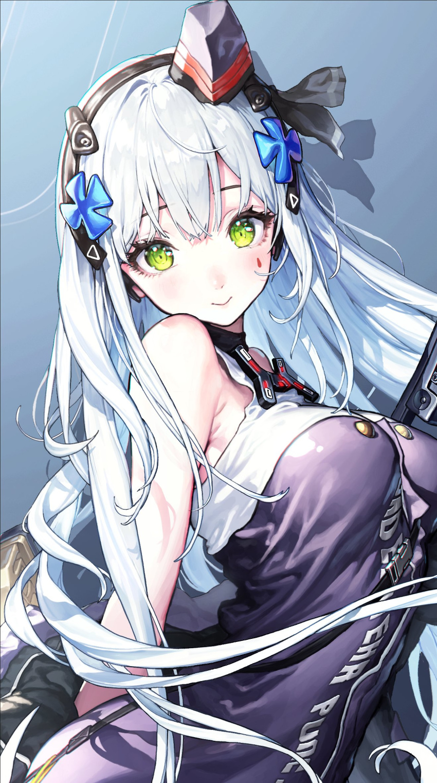 bare_shoulders blunt_bangs dress girls'_frontline green_eyes hair_ornament hat headband highres hk416_(girls'_frontline) hk416_(mod3)_(girls'_frontline) long_hair looking_at_viewer mini_hat punc_p simple_background sleeveless sleeveless_dress smile teardrop teardrop_facial_mark teardrop_tattoo upper_body white_hair