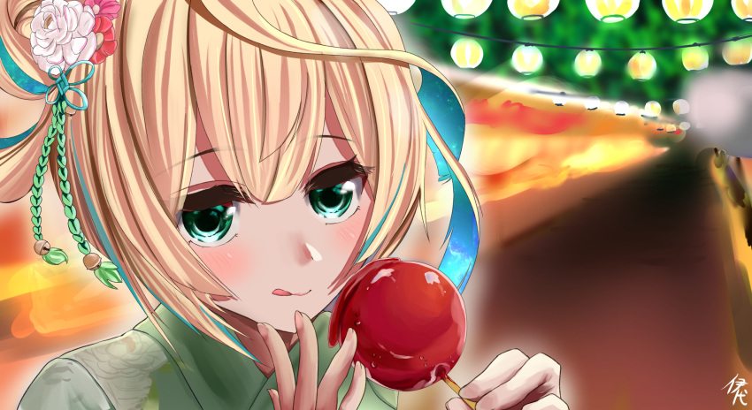 1girl aqua_eyes aqua_hair blonde_hair blurry blurry_background blush candy_apple close-up closed_mouth commentary_request floral_print flower flower_knot food hair_flower hair_ornament highres holding holding_skewer inaba_gou japanese_clothes kimono lantern multicolored_hair official_alternate_costume paper_lantern shidake_iyo skewer solo spread_fingers summer_festival tenka_hyakken tongue tongue_out two-tone_hair yukata