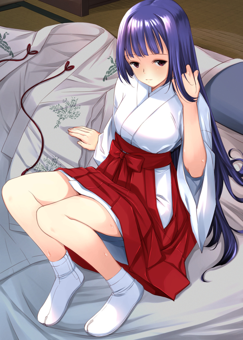 1girl arm_support bare_legs blunt_bangs breasts clothes_lift commentary_request futon hakama hakama_lift hakama_skirt half-closed_eyes hand_up highres indoors japanese_clothes kawamura_tsukasa kimono knees_up legs light_smile long_hair long_sleeves looking_at_viewer miko no_shoes on_floor original pillow purple_eyes purple_hair red_hakama sidelocks sitting skirt socks solo sweat tabi tatami white_kimono white_socks wide_sleeves