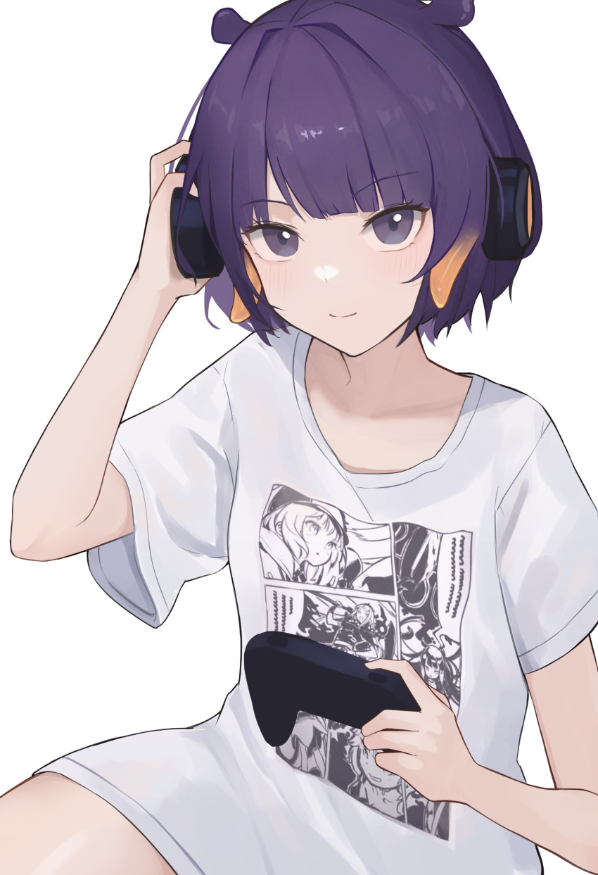 1girl absurdres adjusting_headphones alternate_costume closed_mouth controller english_commentary game_controller gmi_(jimmyovob) hand_up highres holding holding_controller holding_game_controller hololive hololive_english looking_at_viewer ninomae_ina'nis print_shirt purple_eyes purple_hair shirt short_hair short_sleeves simple_background smile solo t-shirt virtual_youtuber white_background white_shirt