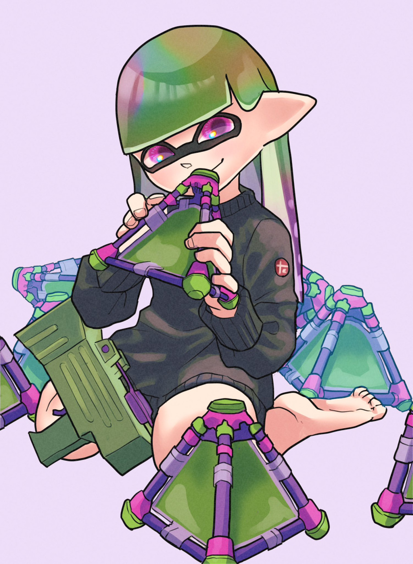 1girl barefoot black_sweater commentary_request feet green_hair grey_background highres holding holding_weapon inkling inkling_girl long_hair looking_at_viewer multicolored_hair nastar_r0 pink_eyes pointy_ears purple_hair simple_background smile solo splat_bomb_(splatoon) splatoon_(series) splatoon_3 splattershot_jr_(splatoon) sweater two-tone_hair weapon