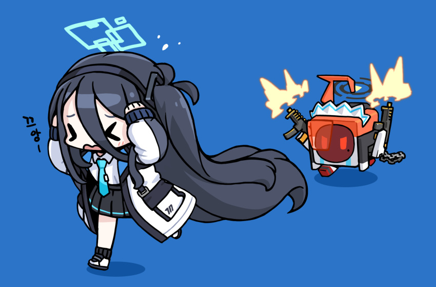 &gt;_&lt; 1girl aris_(blue_archive) black_hair black_skirt blue_archive blue_background blue_necktie chasing chibi collared_shirt commentary_request dual_wielding fleeing full_body gun hair_between_eyes hair_ornament hairband halo highres holding holding_gun holding_weapon jacket long_hair long_sleeves mechanization multicolored_clothes multicolored_jacket necktie neru_(blue_archive) one_side_up open_clothes open_jacket pleated_skirt ran_system robot running school_uniform shirt sidelocks sig_sauer_mpx simple_background skirt submachine_gun translation_request two-tone_jacket weapon