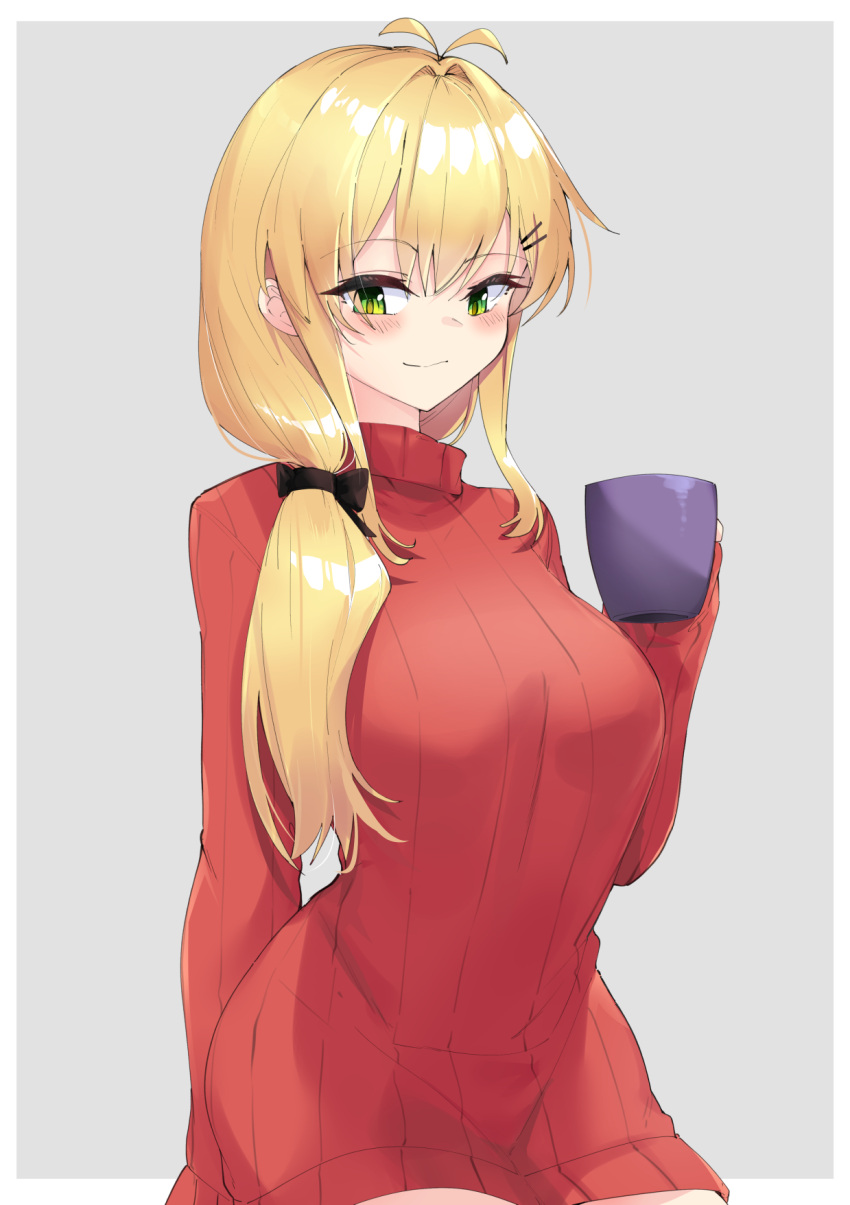 1girl alternate_costume alternate_hairstyle antenna_hair blonde_hair blush breasts casual cup green_eyes hair_ornament hairclip highres holding holding_cup large_breasts mug red_sweater smile solo sweater tsurumaki_maki turtleneck voiceroid zooanime