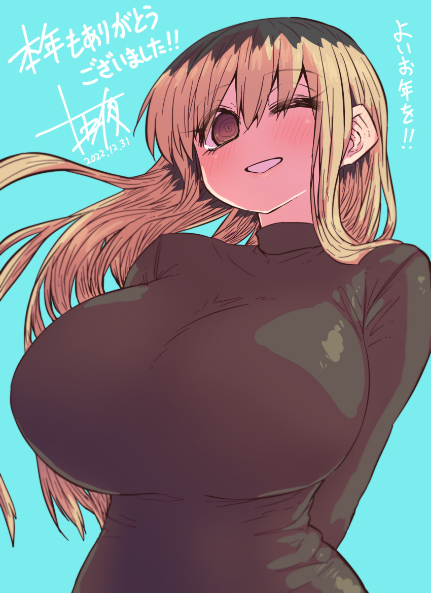 1girl @_@ aqua_background arms_behind_back black_shirt blonde_hair breasts brown_eyes commentary_request dated december highres huge_breasts kinjo_no_hito_no_nakimushi large_breasts looking_at_viewer multicolored_hair ochiai_(kinjo_no_hito_no_nakimushi) one_eye_closed shirt smile solo thank_you translation_request two-tone_hair upper_body zyugoya