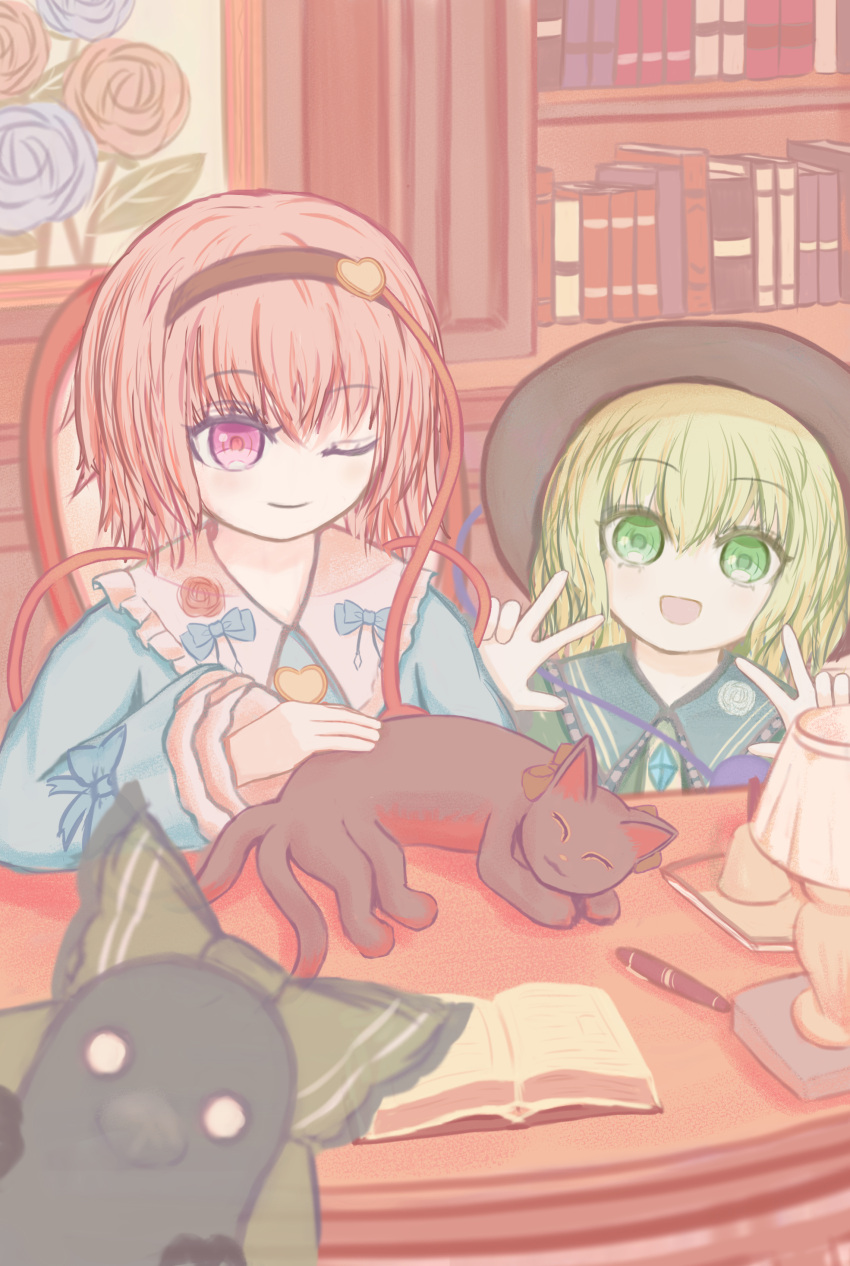 2girls ;) absurdres bird black_hairband black_headwear book bookshelf cat commentary_request double_w green_hair hairband heart highres indoors kaenbyou_rin kaenbyou_rin_(cat) komeiji_koishi komeiji_satori looking_at_viewer multiple_girls one_eye_closed painting_(object) pen pink_eyes pink_hair reiuji_utsuho reiuji_utsuho_(bird) ro.ro satori_day smile touhou w