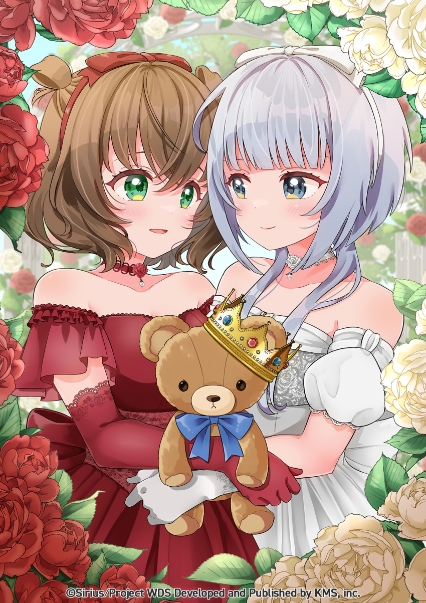 2girls blue_eyes brown_hair crown dress elbow_gloves flower gloves green_eyes grey_hair highres izumi_kirifu long_hair multiple_girls off-shoulder_dress off_shoulder official_art red_dress red_flower red_gloves red_rose rose senju_iroha shiromaru_mito short_hair snow-white_and_rose-red stuffed_animal stuffed_toy teddy_bear white_dress white_flower white_gloves white_rose world_dai_star