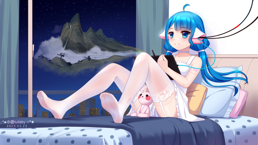 ahoge android artist_name blue_eyes blue_hair chobits choker closed_mouth dated dress feet frilled_dress frills garter_straps highres holding holding_stylus holding_tablet_pc indoors knees_up long_hair low_twintails mechanical_ears no_shoes on_bed original reclining robot_ears robot_girl sleeveless sleeveless_dress smile soles stuffed_animal stuffed_rabbit stuffed_toy stylus tablet_pc thighhighs thighs toes twintails white_choker white_dress white_thighhighs wire xiao_shi_lullaby